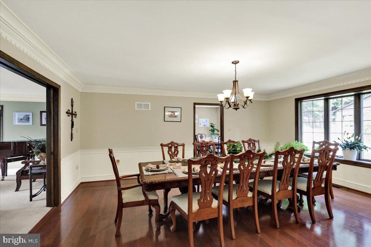 8 Tudor Court photo 12