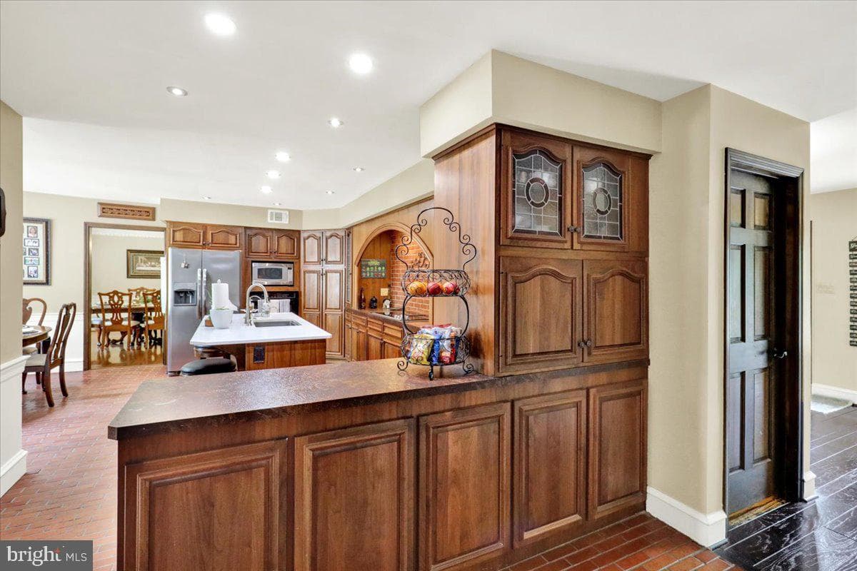 8 Tudor Court photo 16