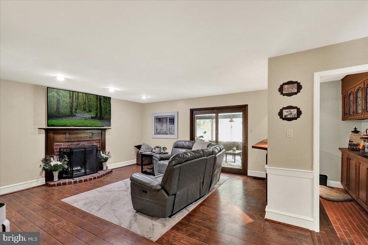 8 Tudor Court photo 19