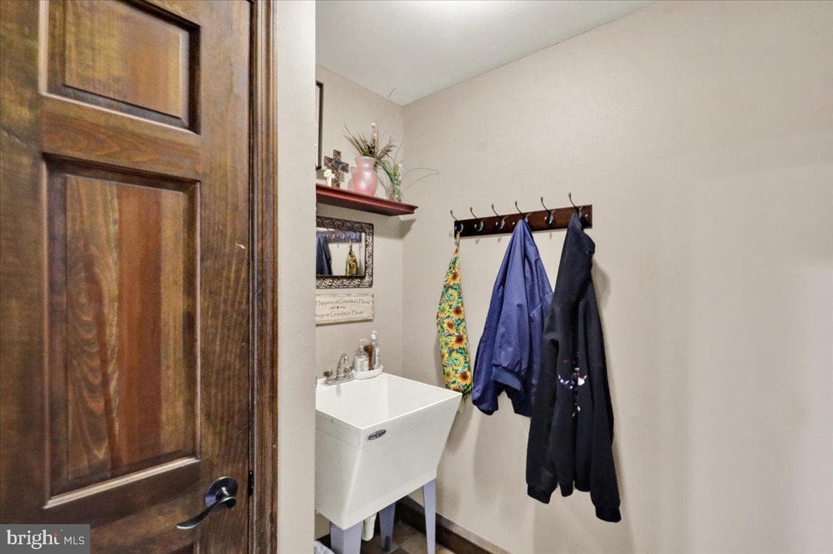 8 Tudor Court photo 24