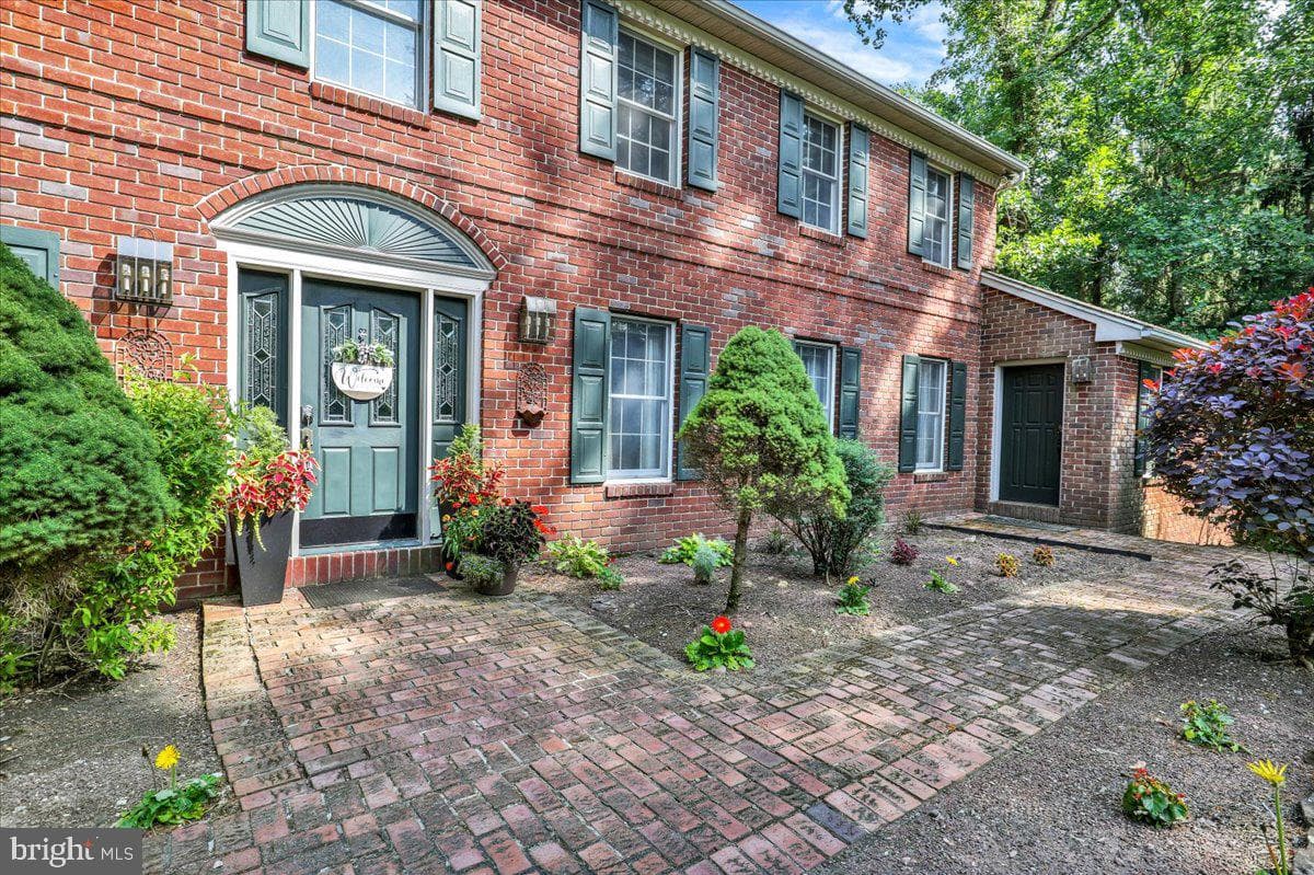 8 Tudor Court photo 4