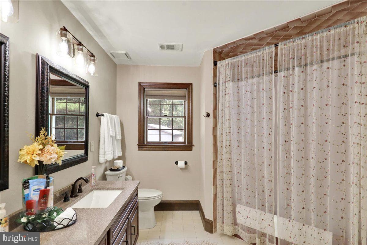 8 Tudor Court photo 41