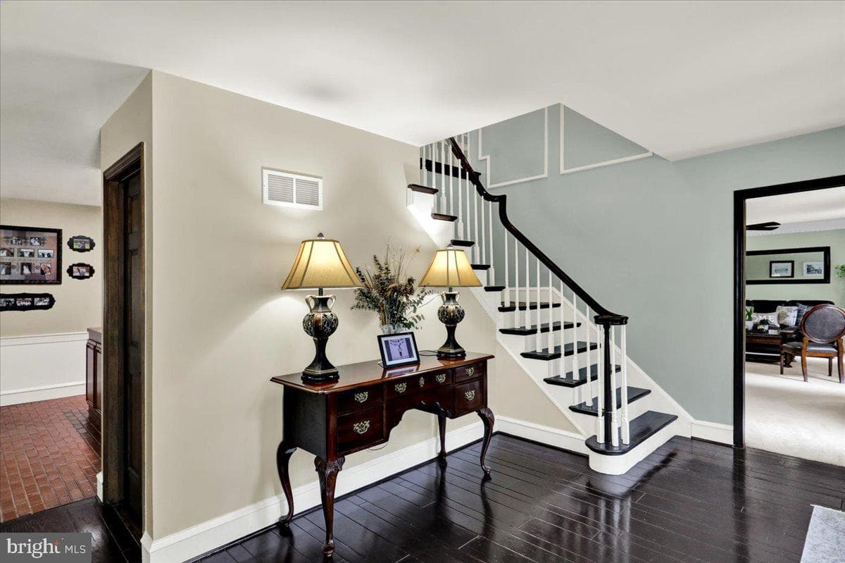 8 Tudor Court photo 5