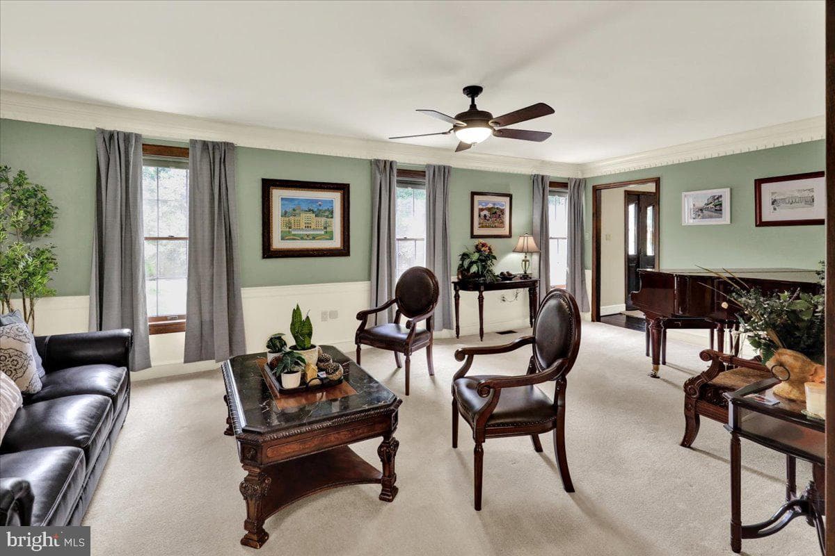 8 Tudor Court photo 8