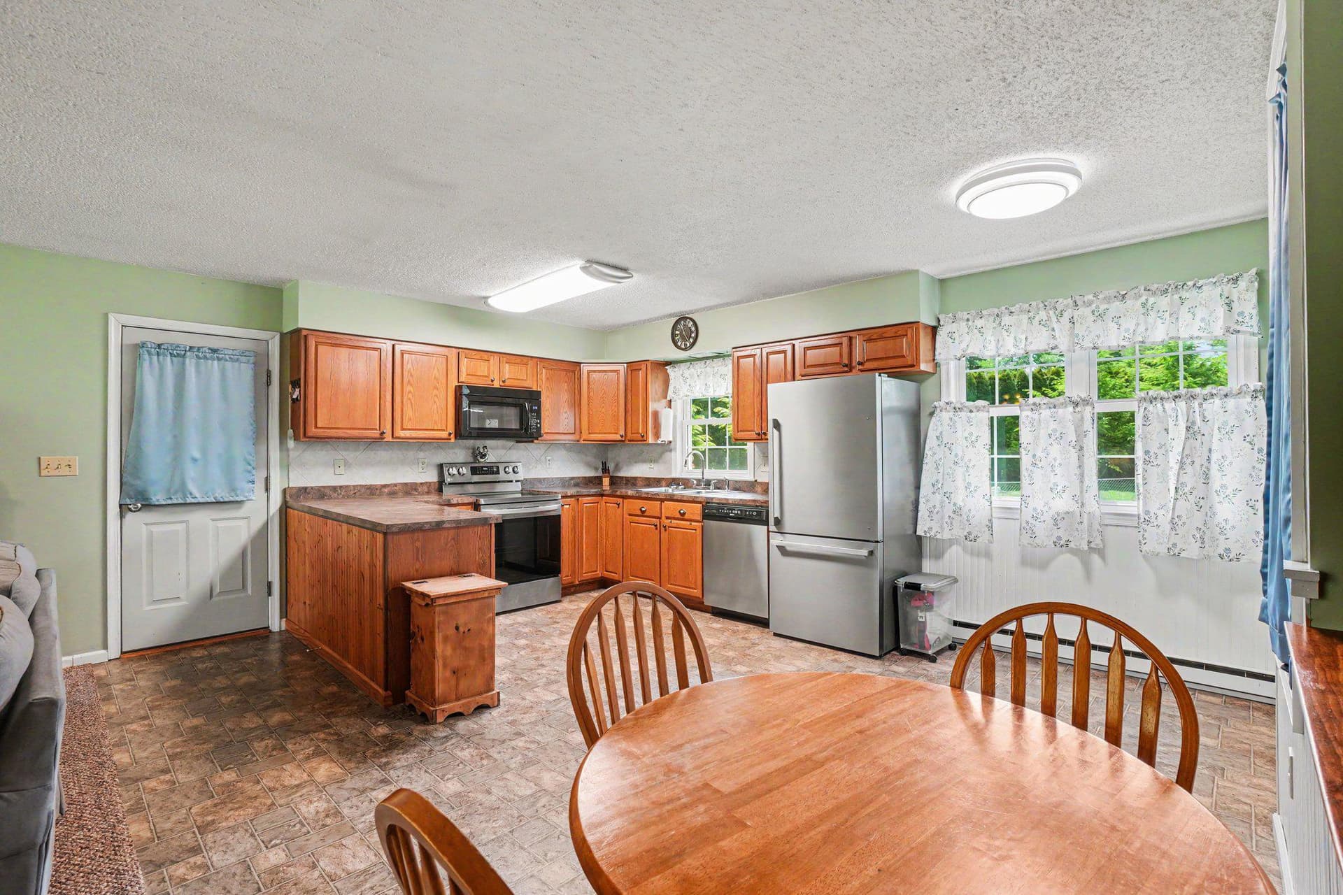 520 Schoolhouse Road photo 3