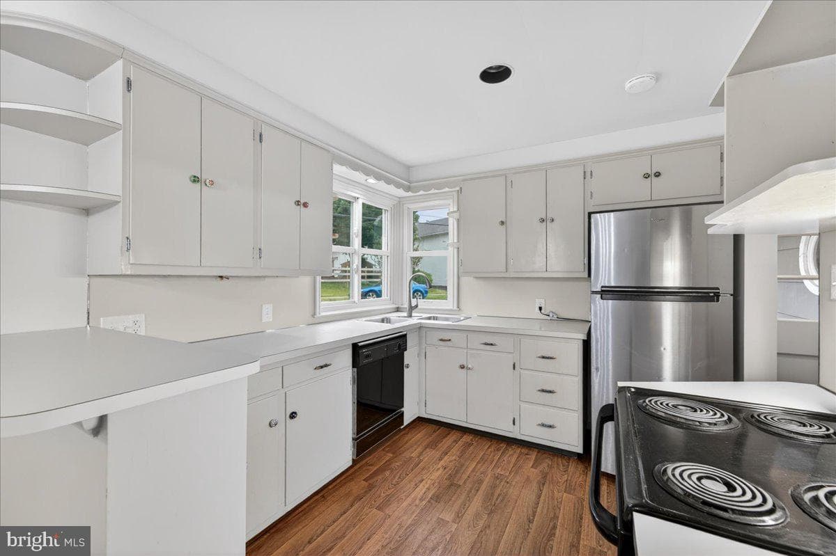 100 College Street photo 9