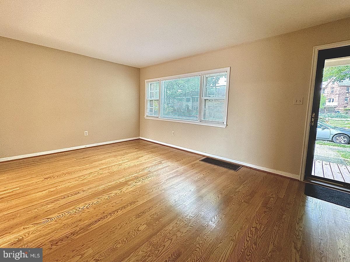 323 Linden Lane photo 6