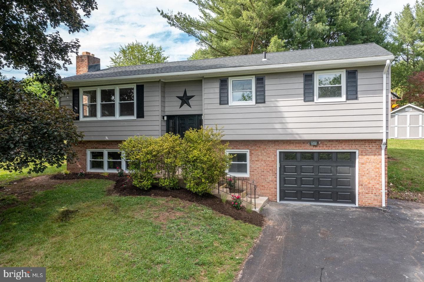 921 Shelbourne Road photo 1