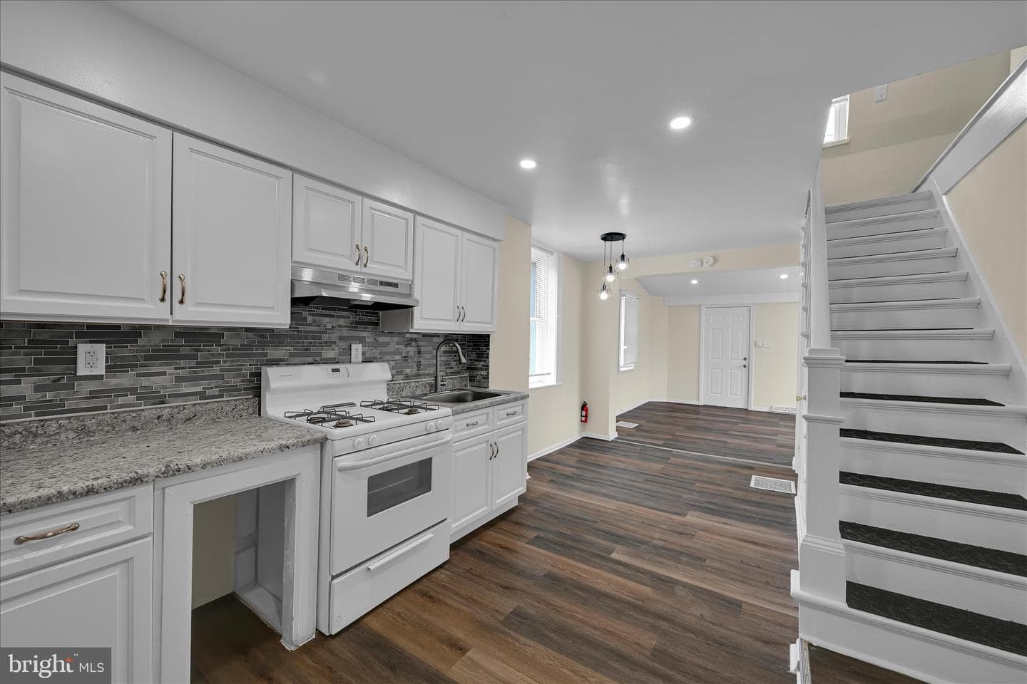 2114 Spring photo 16
