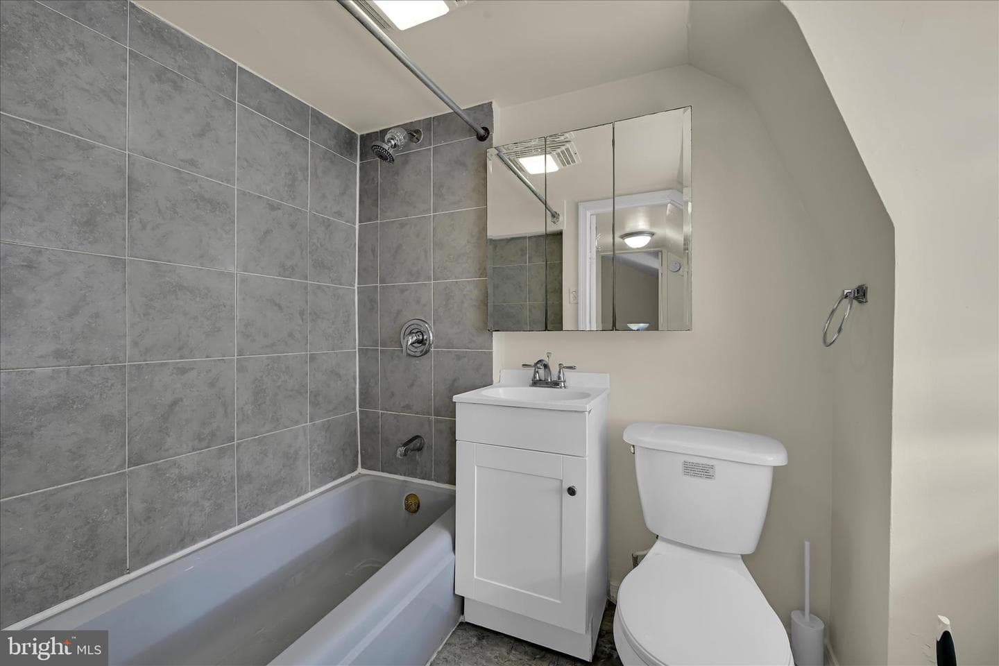 2114 Spring photo 23