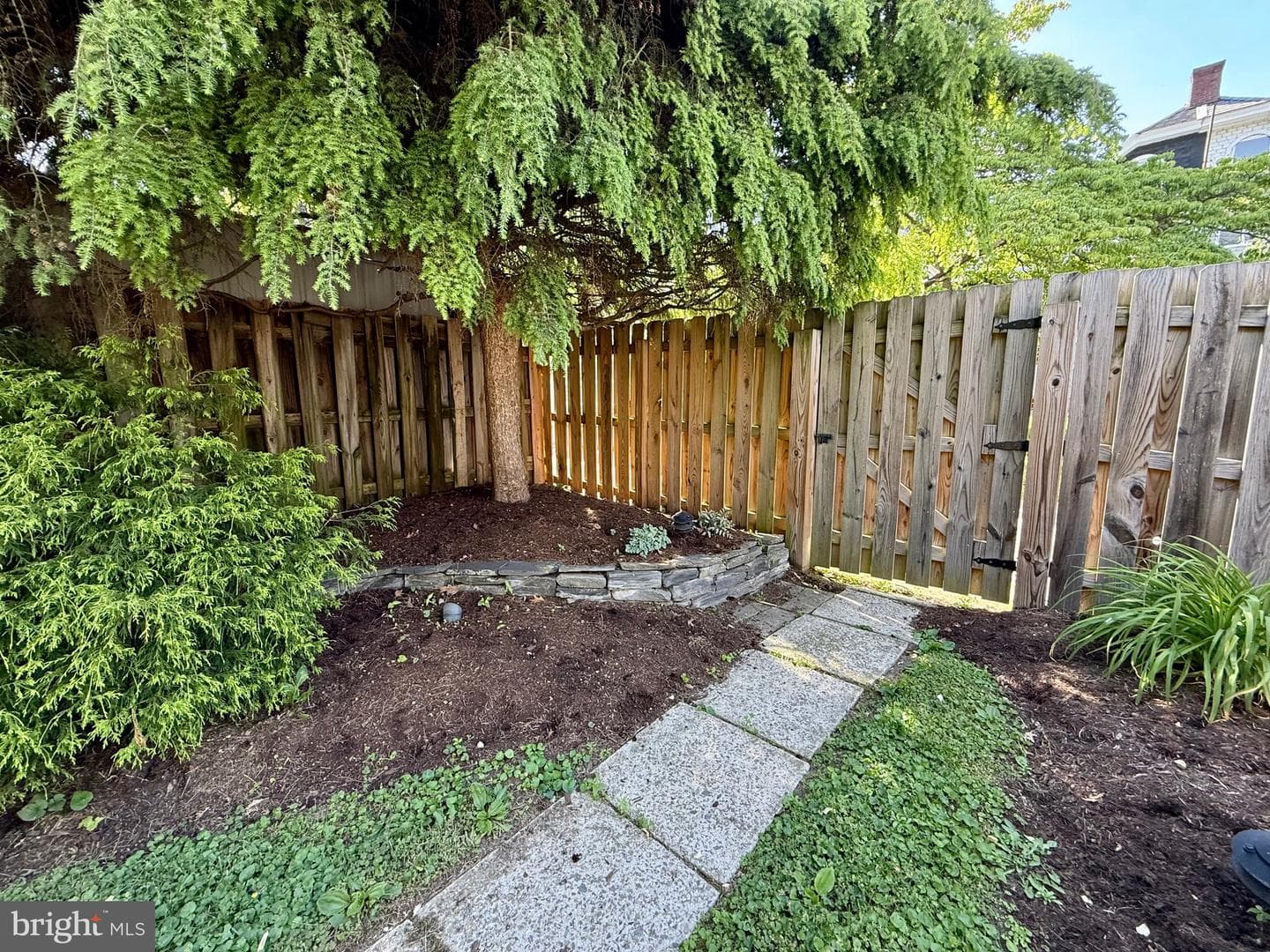 1557 Dauphin Av photo 29