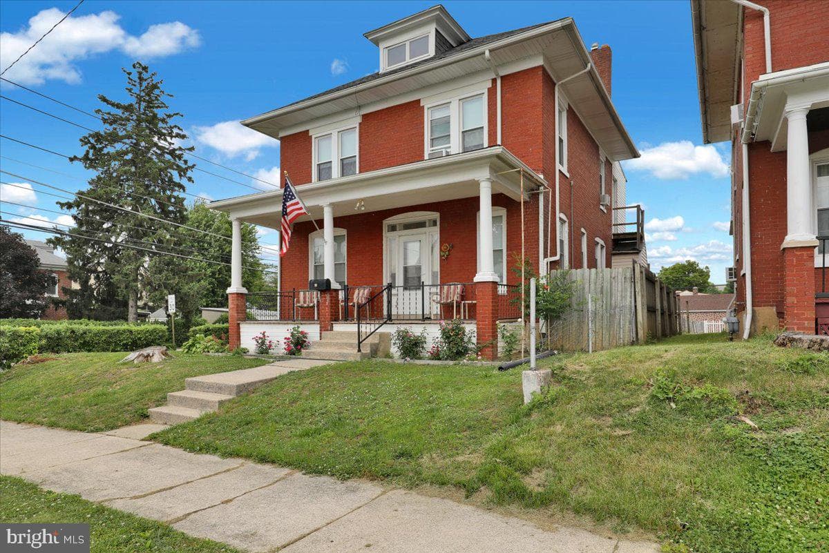433 Eisenbrown Street photo 3