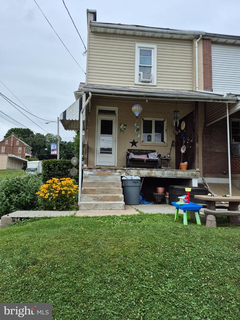 300 E Walnut Street photo 3
