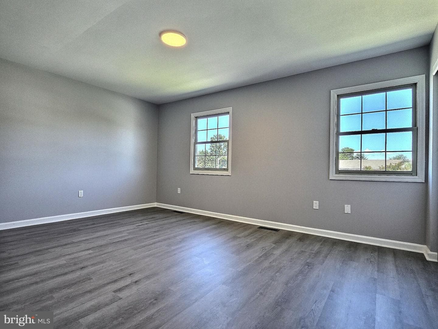 530 E Linden Street photo 38