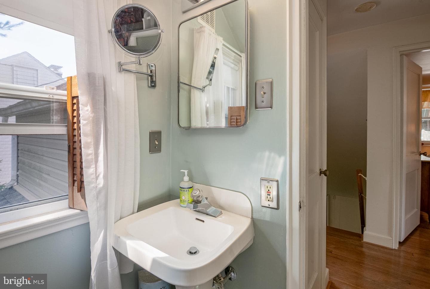 415 Lawrence Avenue photo 24