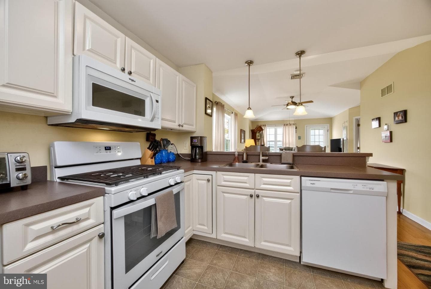 601 Country Lane photo 20