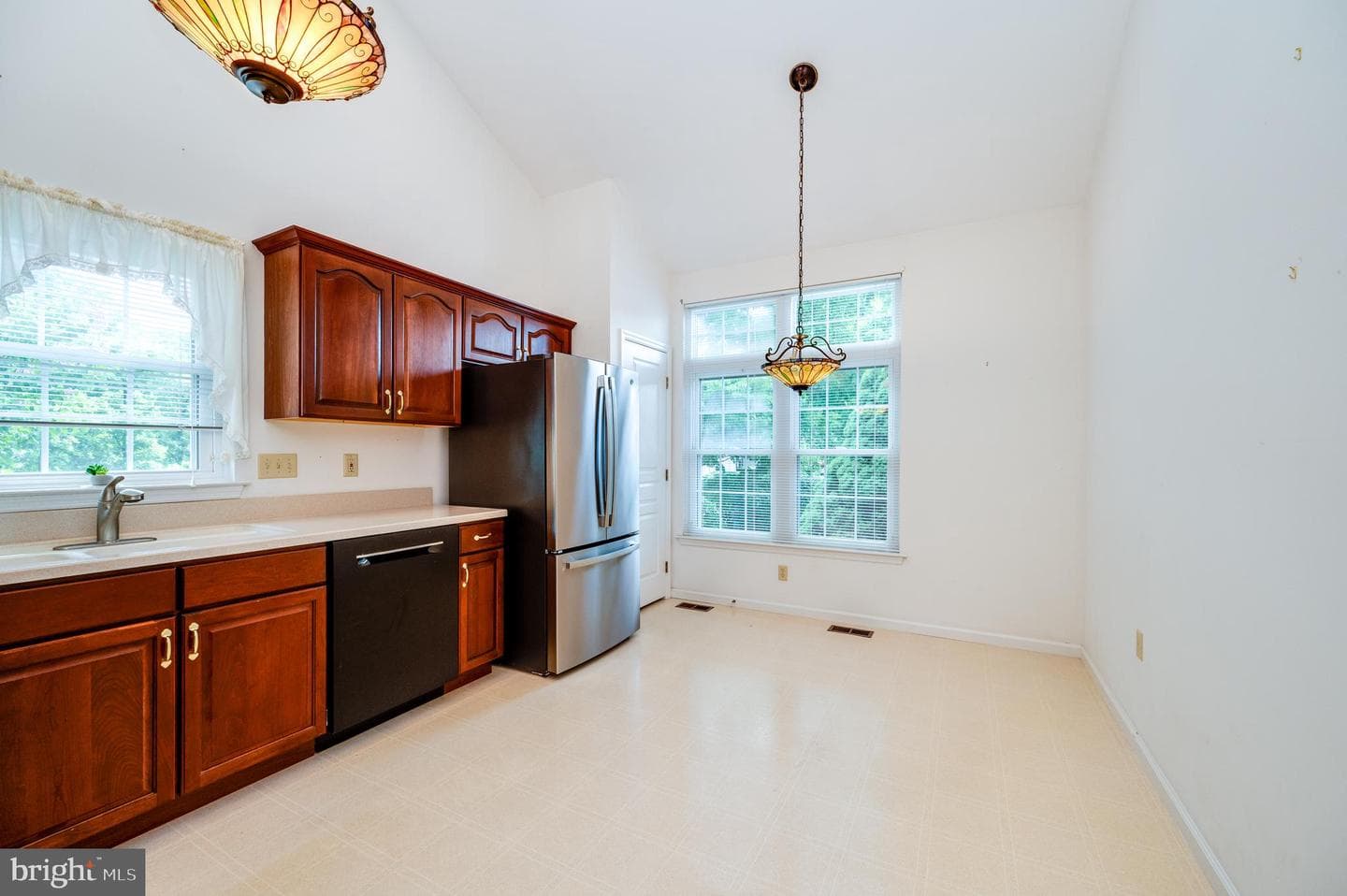 189 Walton Court photo 28