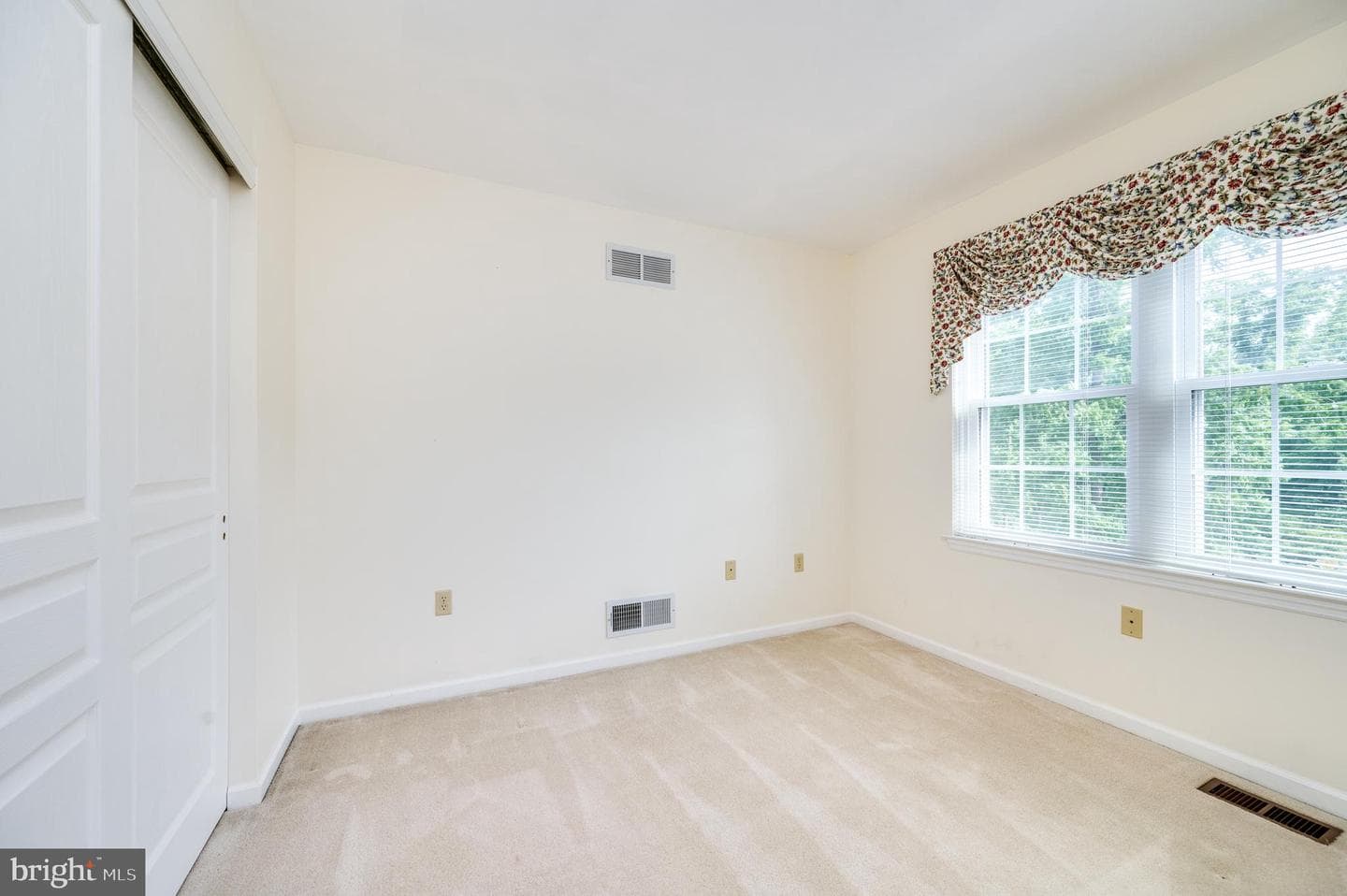 189 Walton Court photo 35