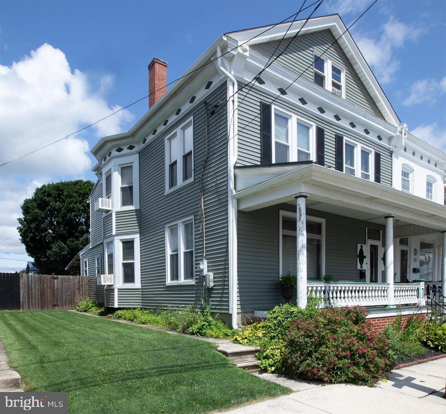 329 W Walnut Street photo 1