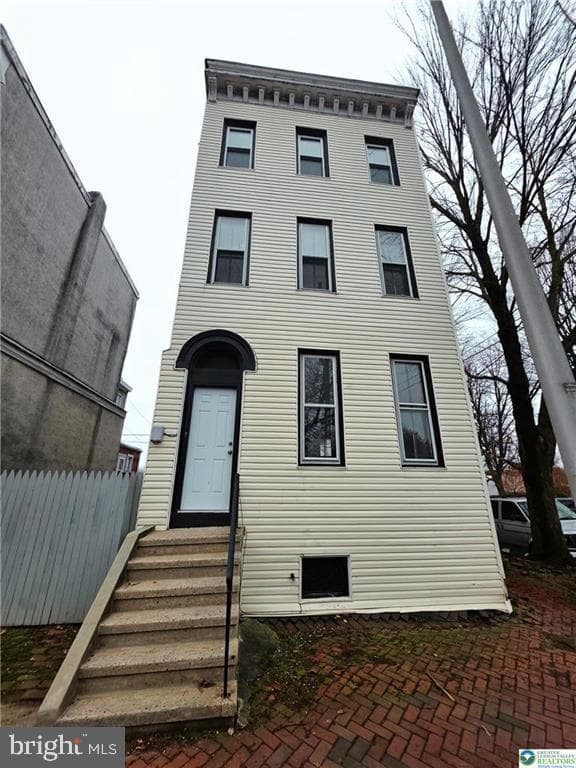 300 Pine Street photo 1