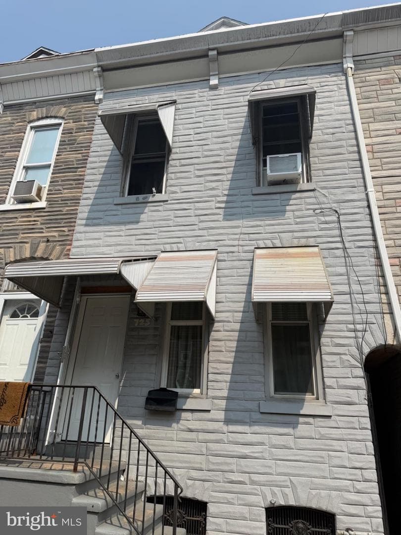 725 Moss Street photo 1