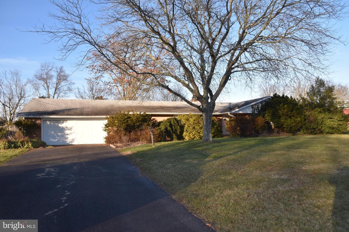 2370 Hillcrest Road photo 2