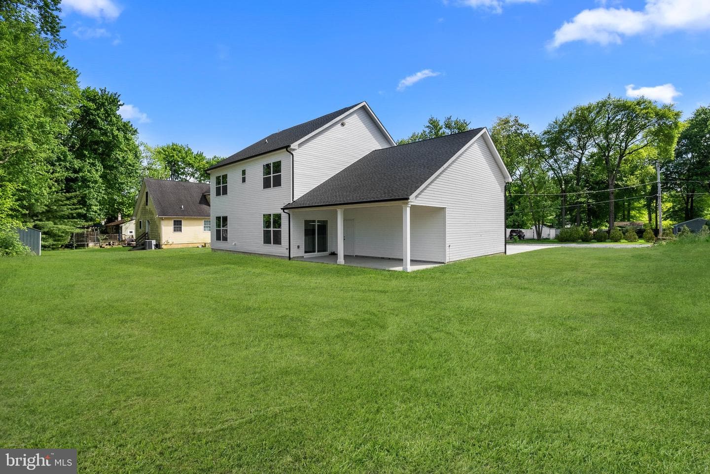 825 Elm Avenue photo 32