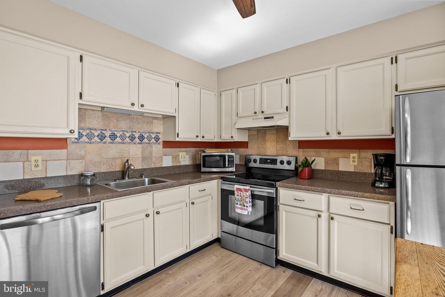 242 Inverness Circle photo 3
