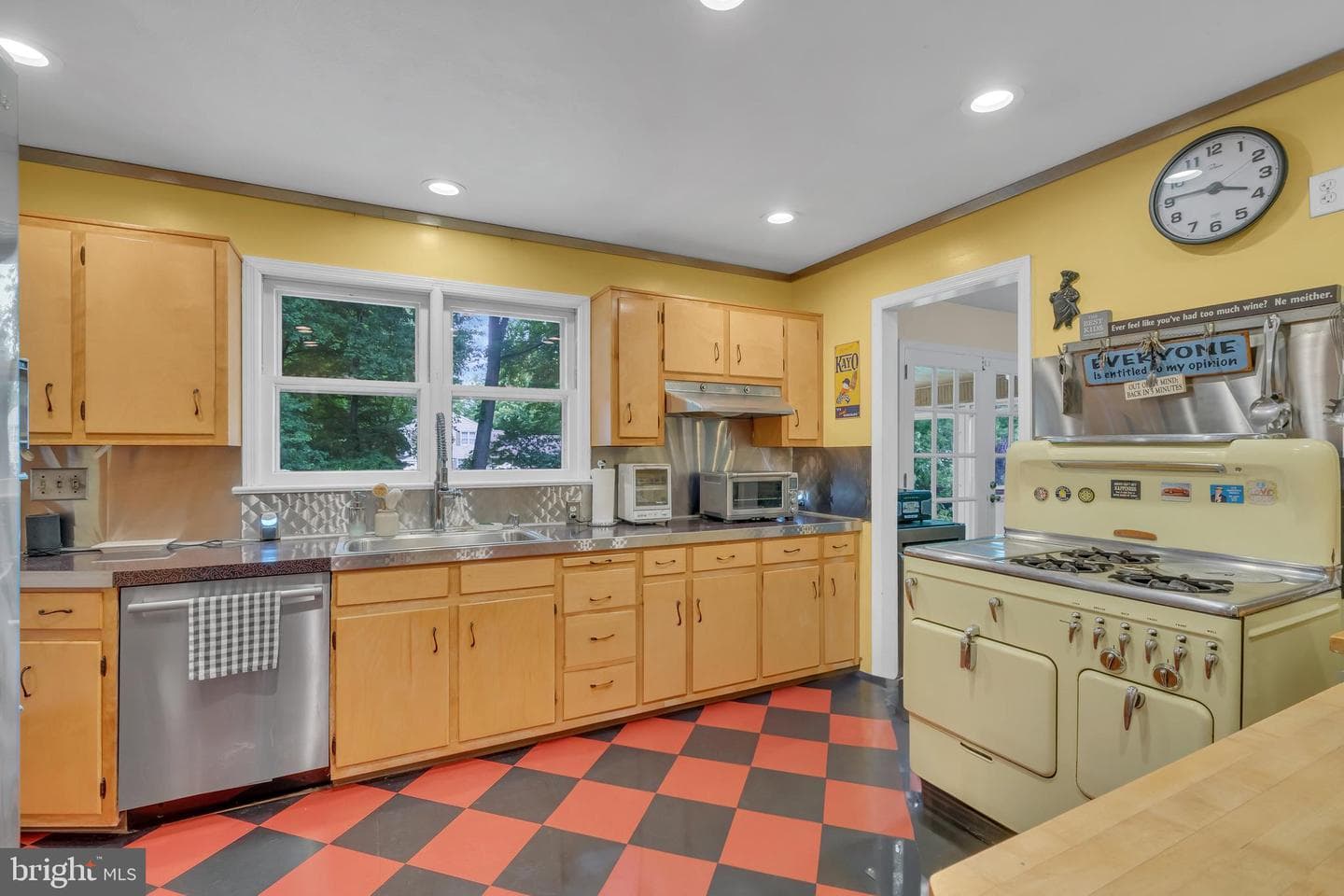 860 Queens Drive photo 29