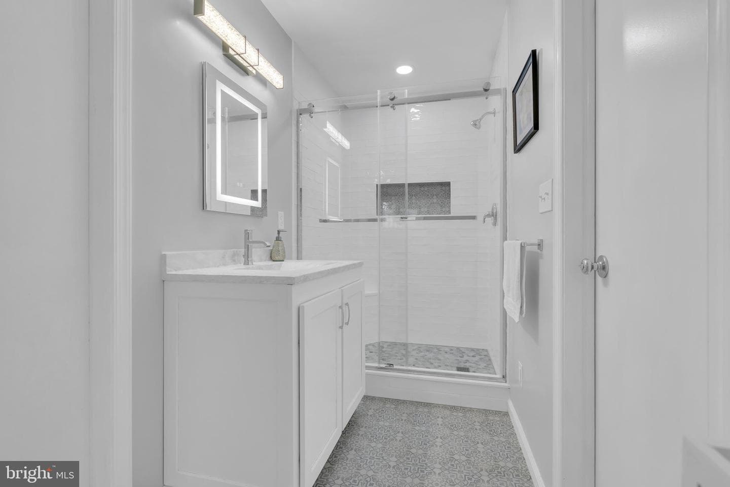 860 Queens Drive photo 38