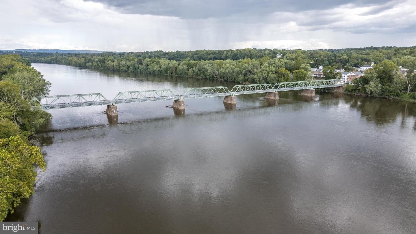 1055 River Road photo 42