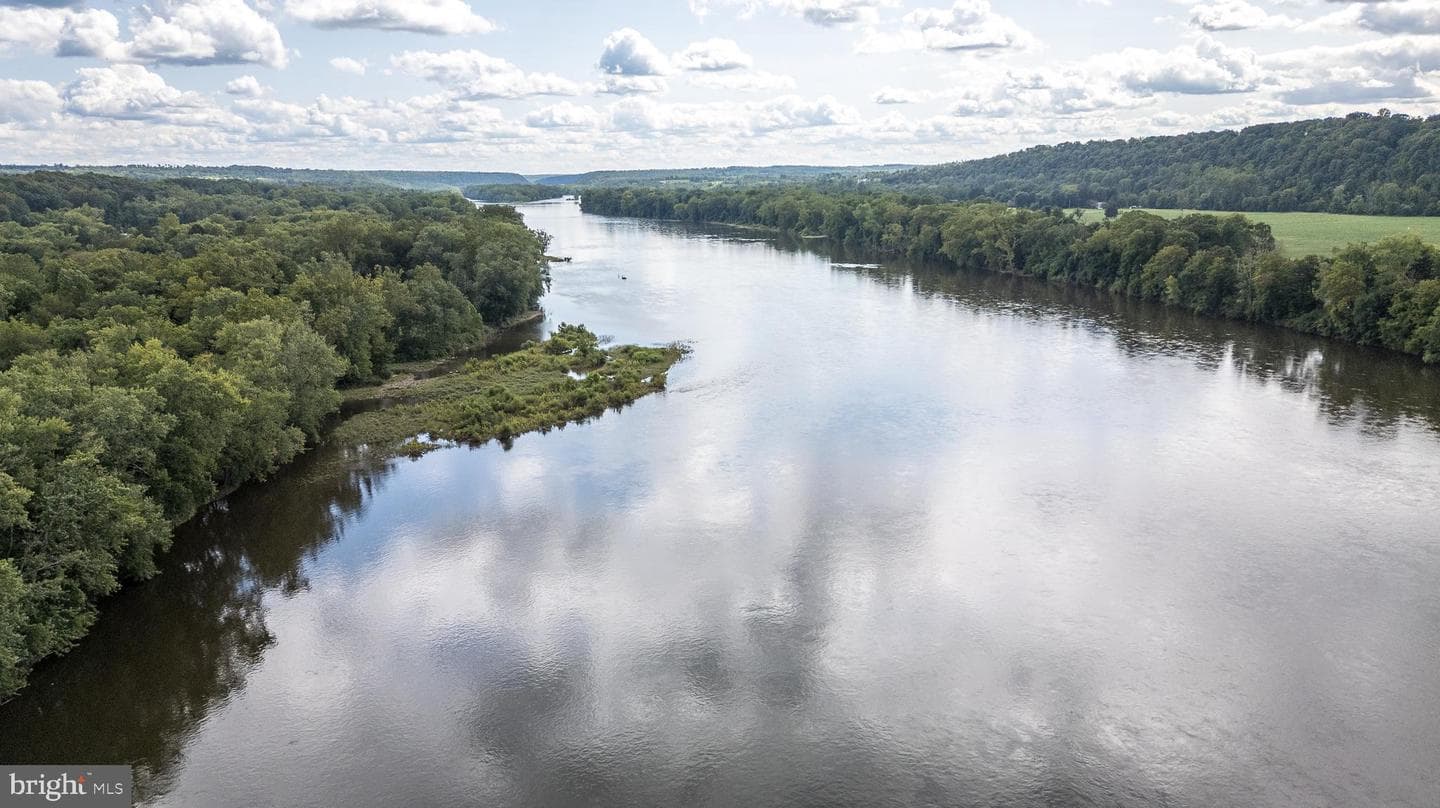 1055 River Road photo 44
