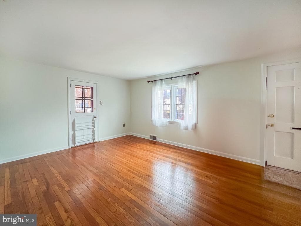 672 Osborne Avenue photo 4