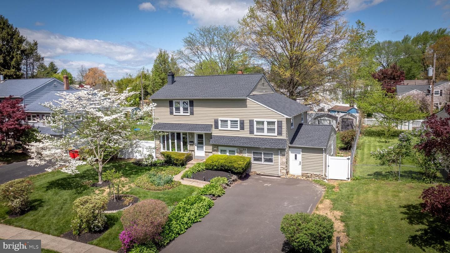 1023 Victoria Road photo 2