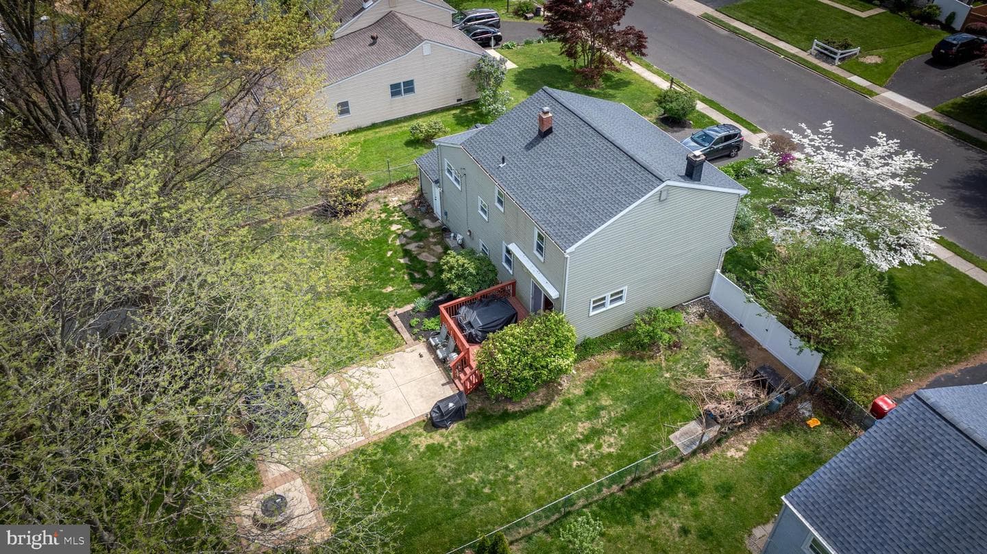 1023 Victoria Road photo 3