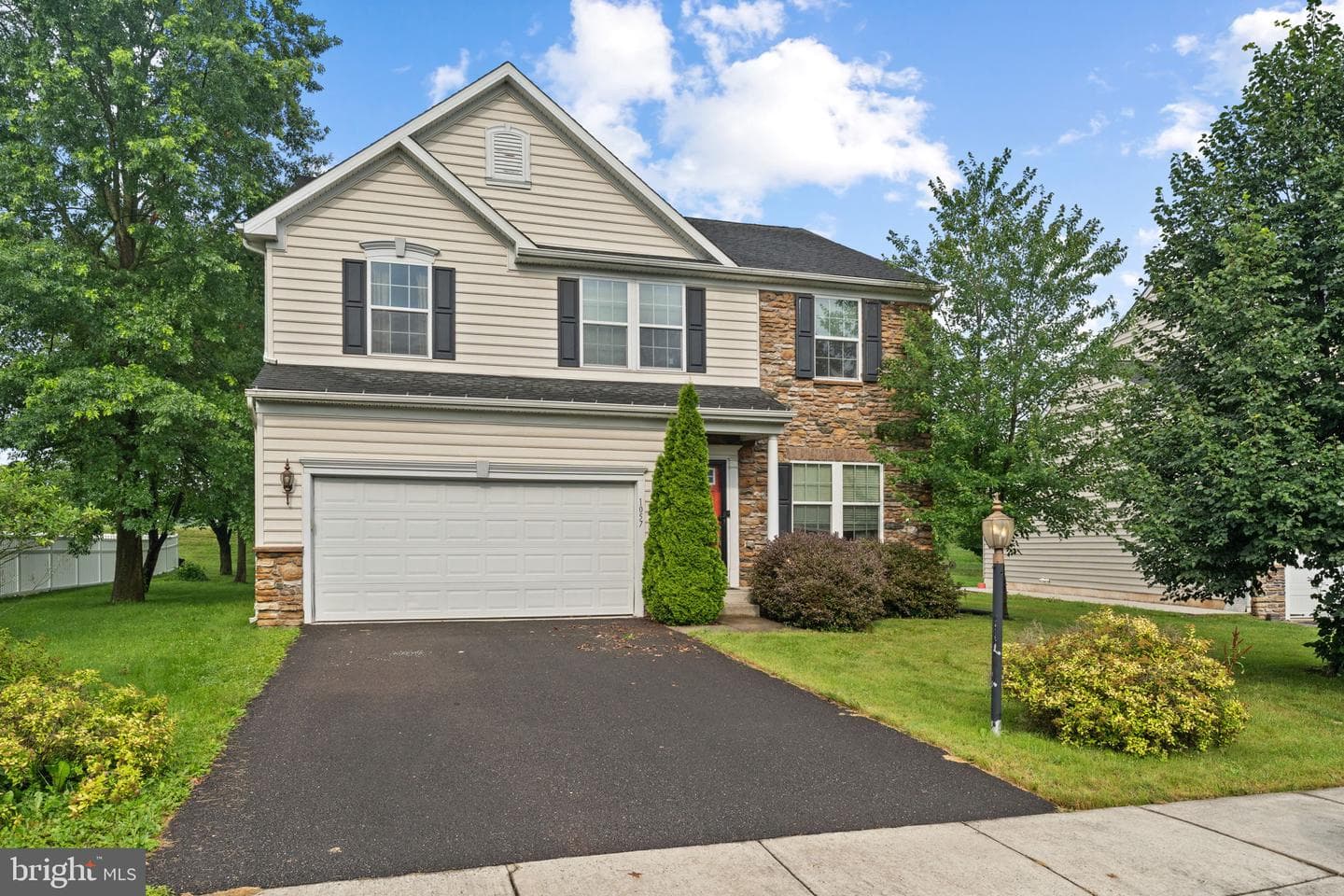 1057 Huntington Road photo 2