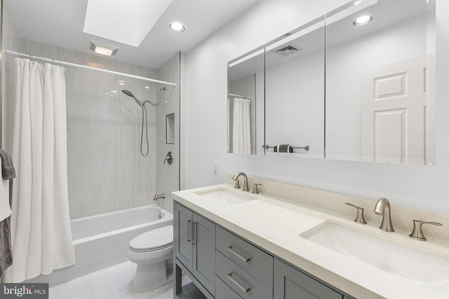 1090 Bancroft photo 46