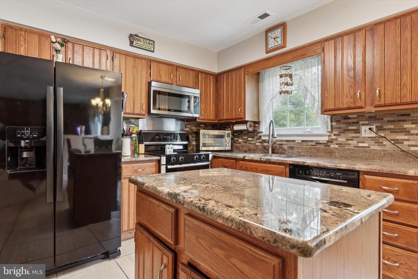 689 Pickering Road photo 3