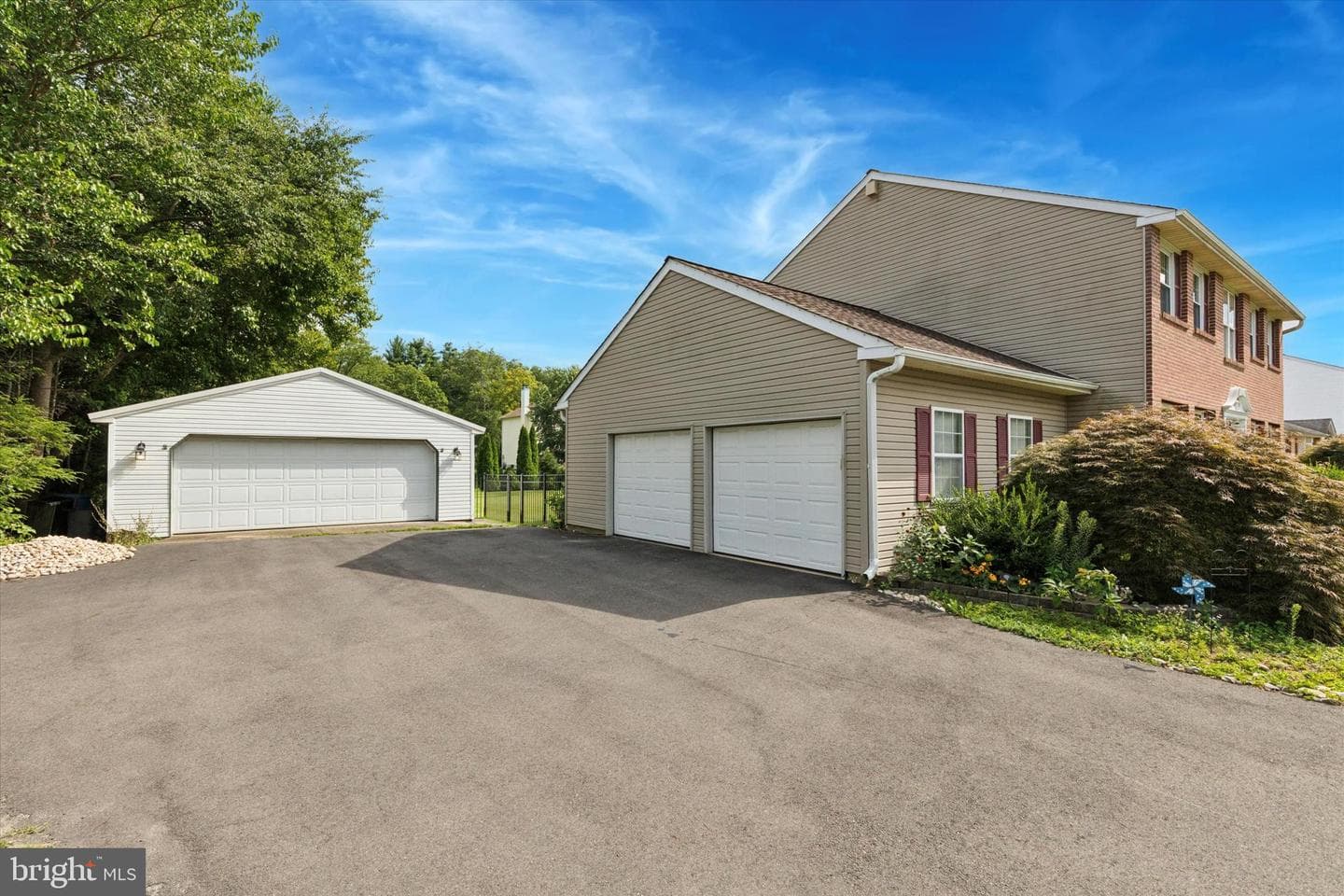689 Pickering Road photo 33