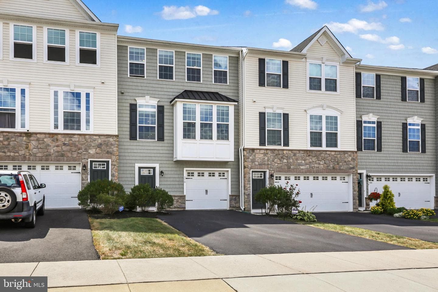 318 Pin Oak Lane photo 2