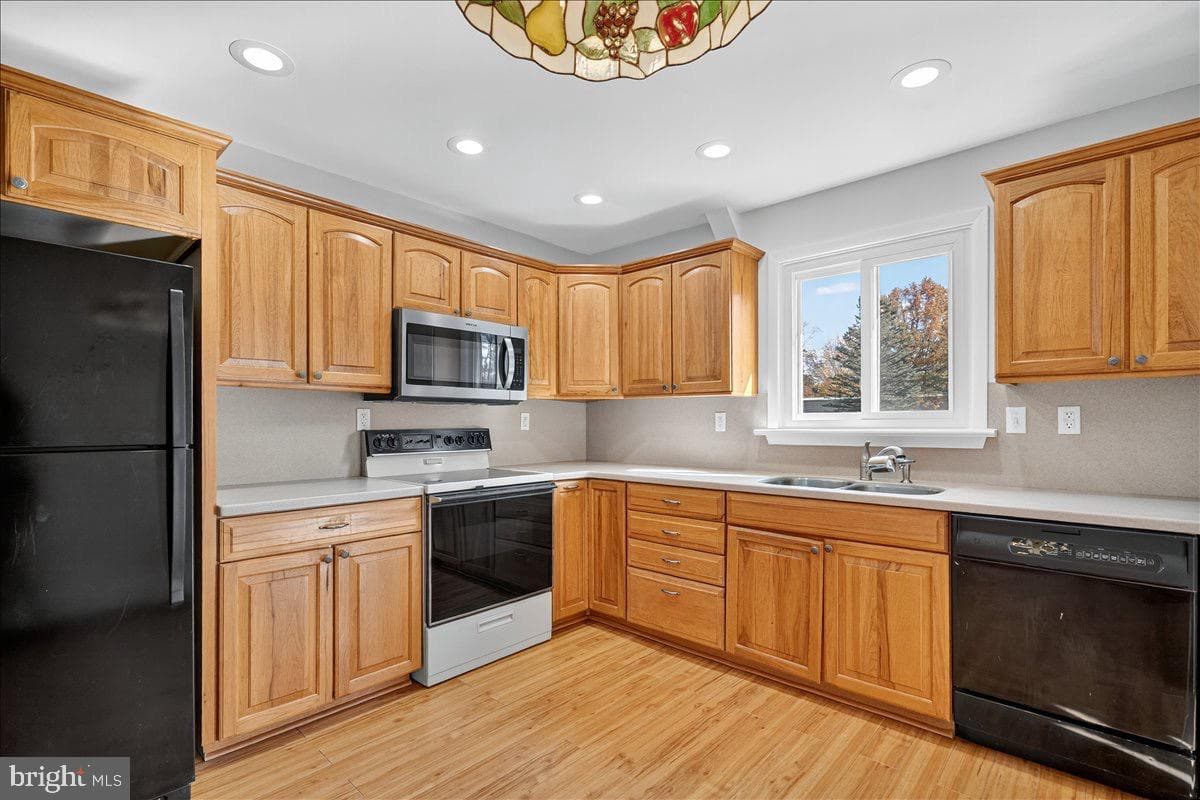 161 Maple Avenue photo 11