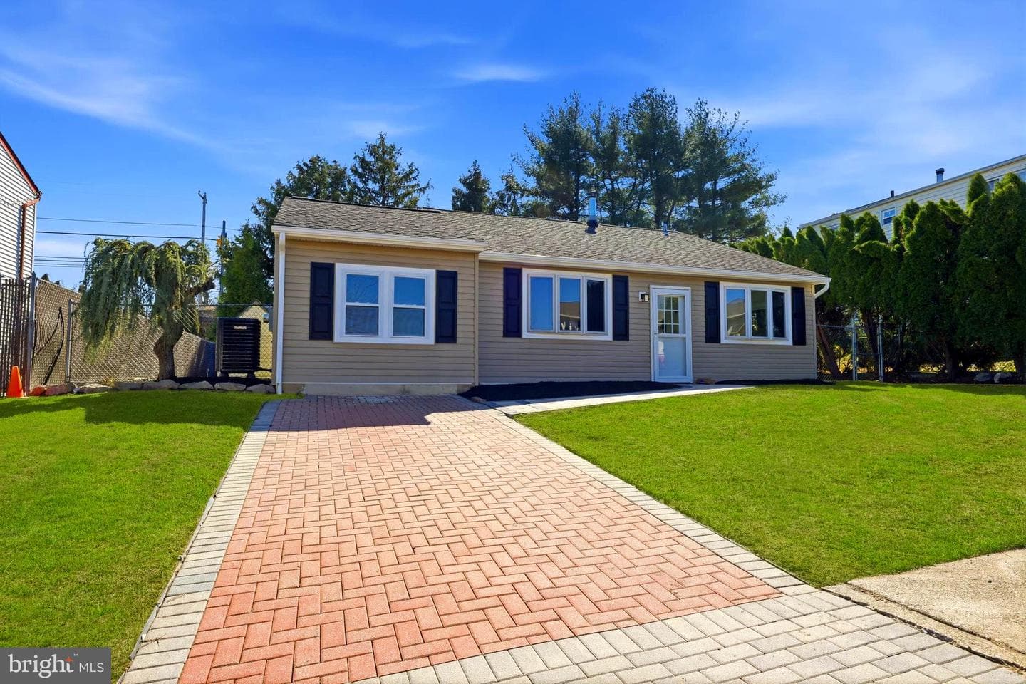 4421 Roselyn Lane photo 2