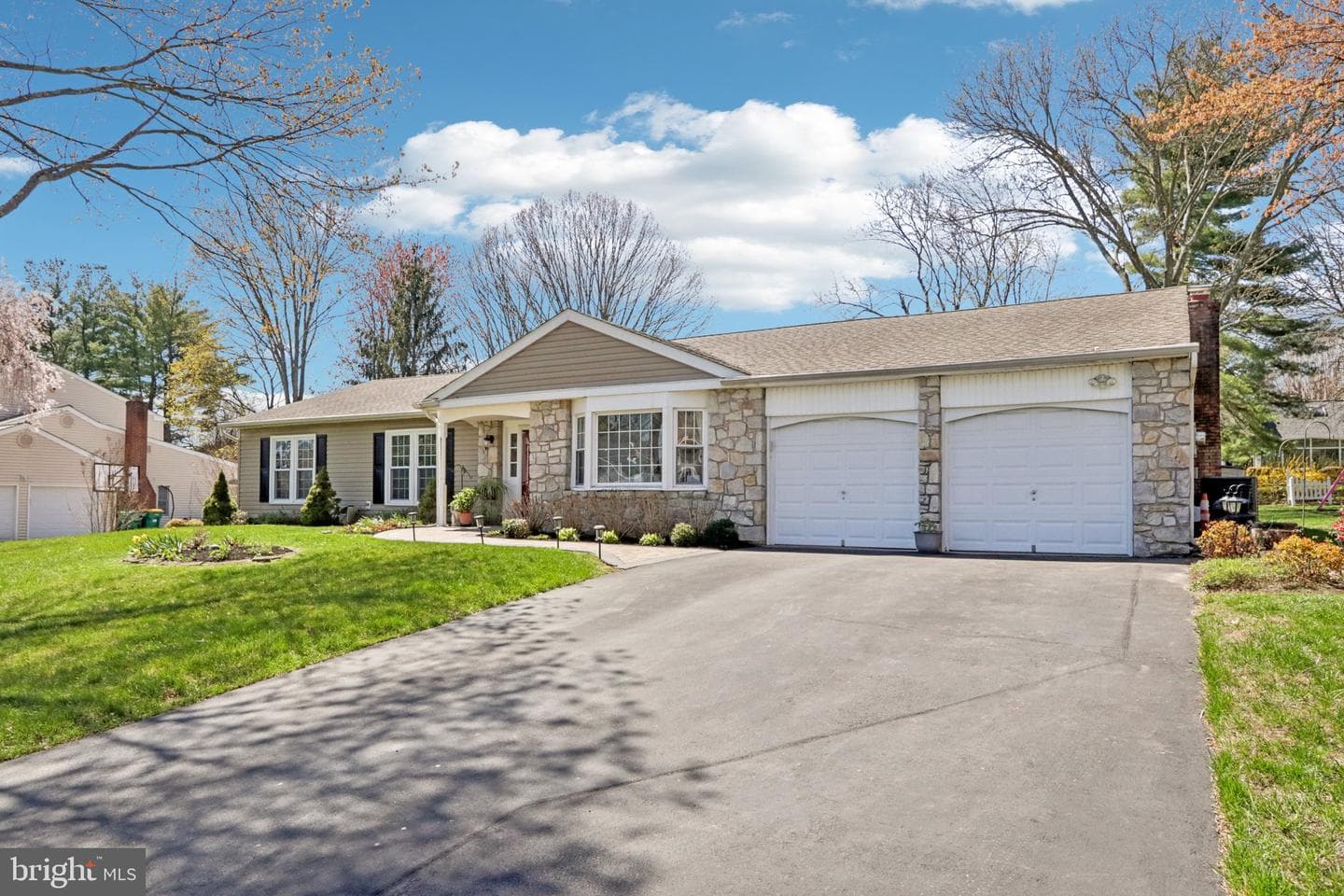 923 Pickering Drive photo 2