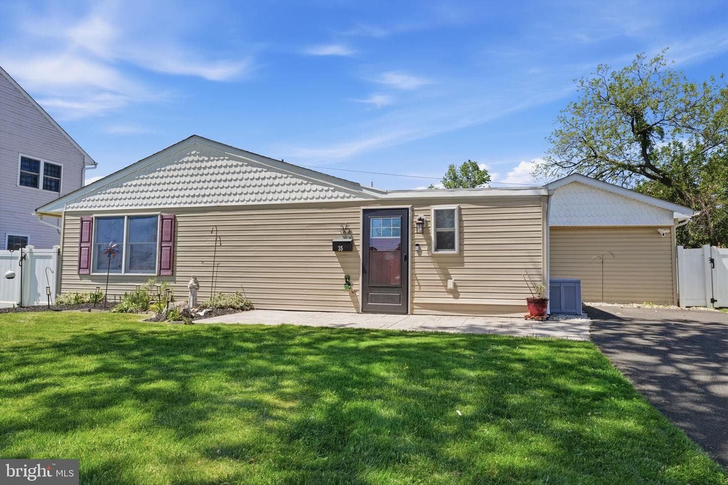 35 Ember Lane photo 2
