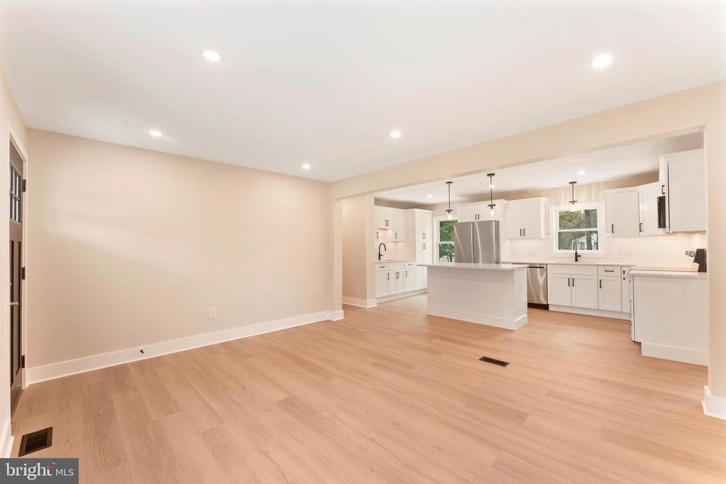528 W Maple Avenue photo 10