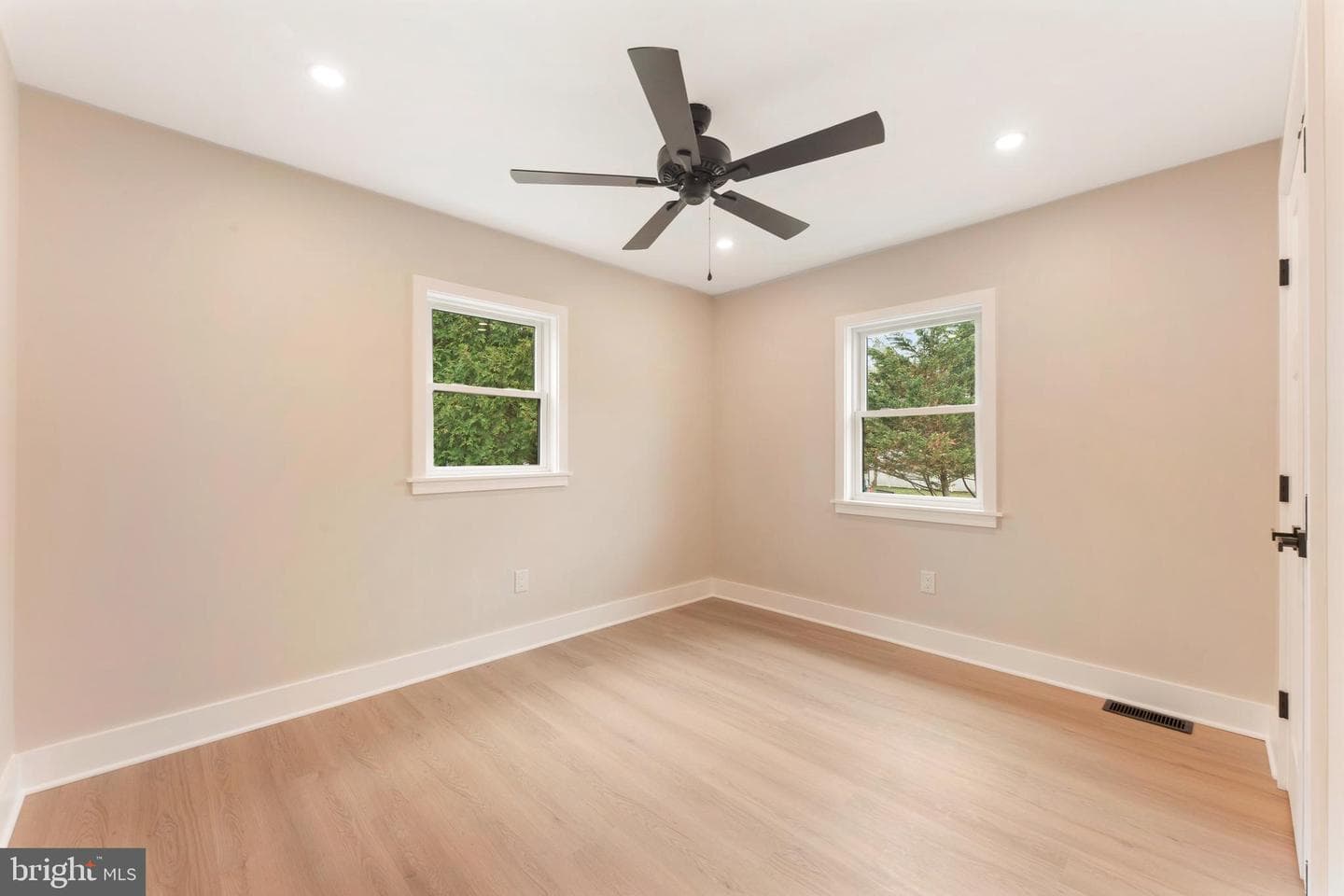 528 W Maple Avenue photo 20