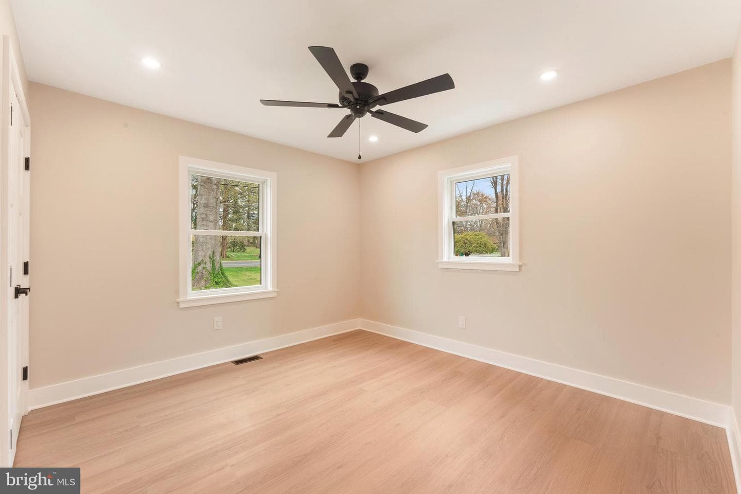 528 W Maple Avenue photo 22