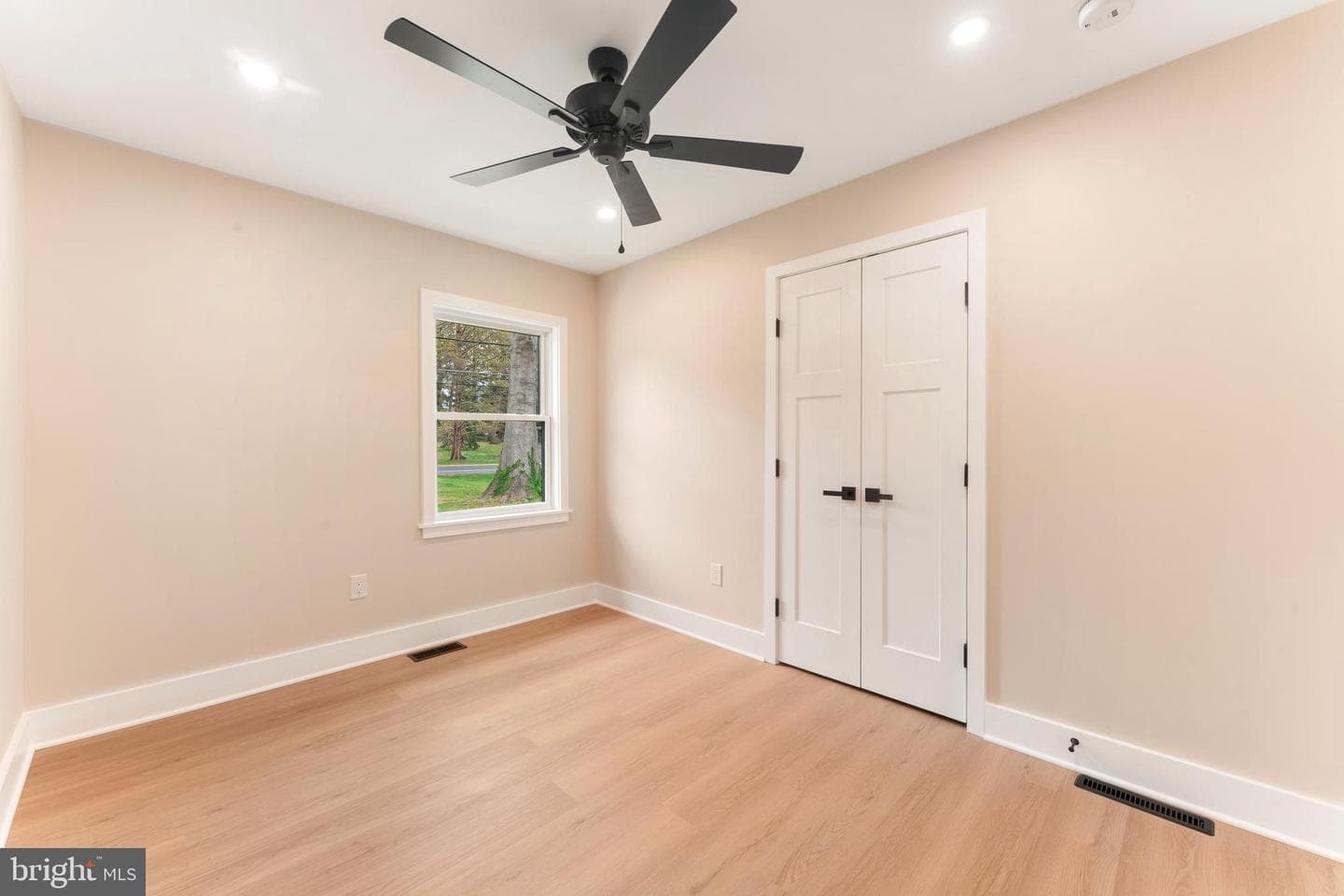 528 W Maple Avenue photo 27