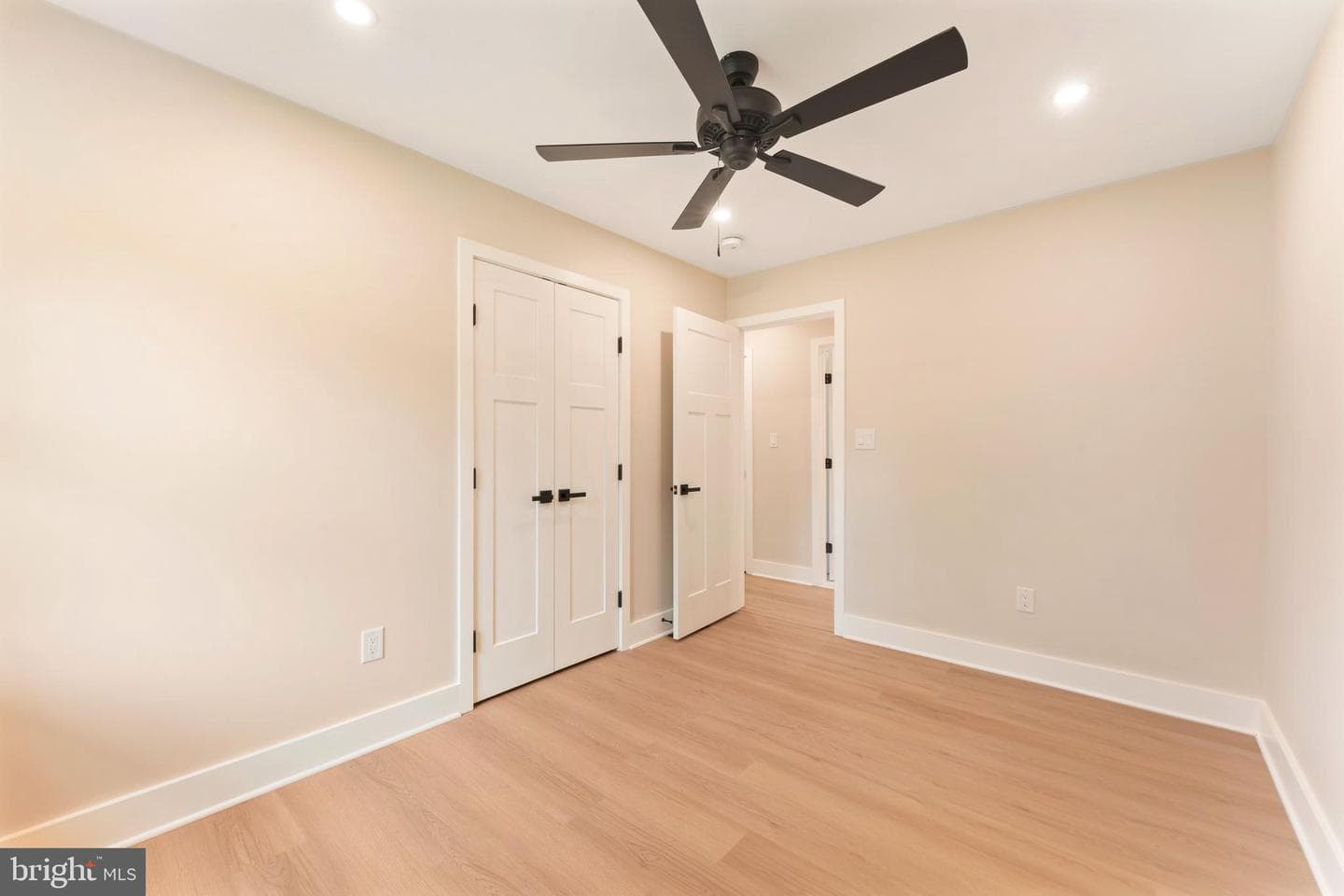 528 W Maple Avenue photo 28