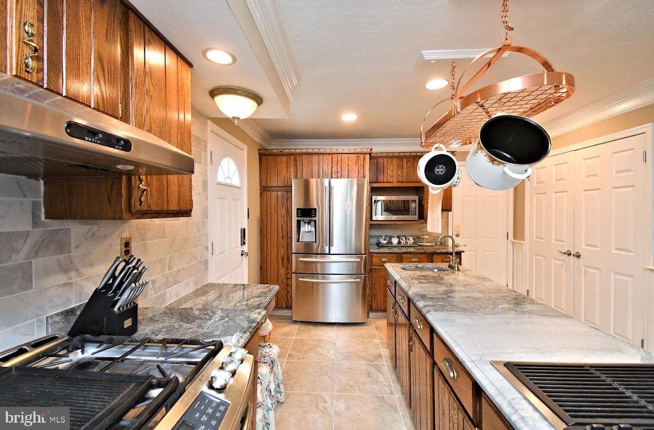 695 Friar Drive photo 11